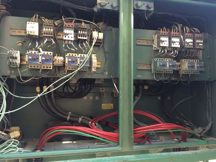 Tablero de control con equipos KVAR en un chiller, Warwick Hotel